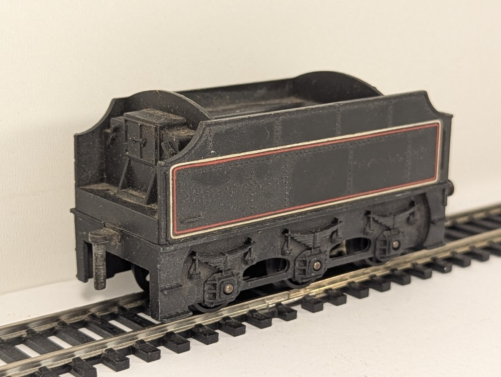 Tri-ang R33 OO Gauge BR Black Class 3F Tender – Missing Crest & Coupling