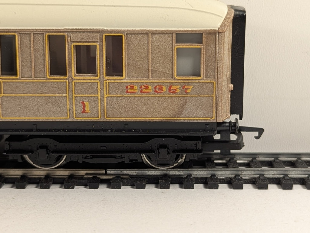 Hornby OO Gauge Gresley Composite Coach Passenger Coach 22357 LNER Teak R435
