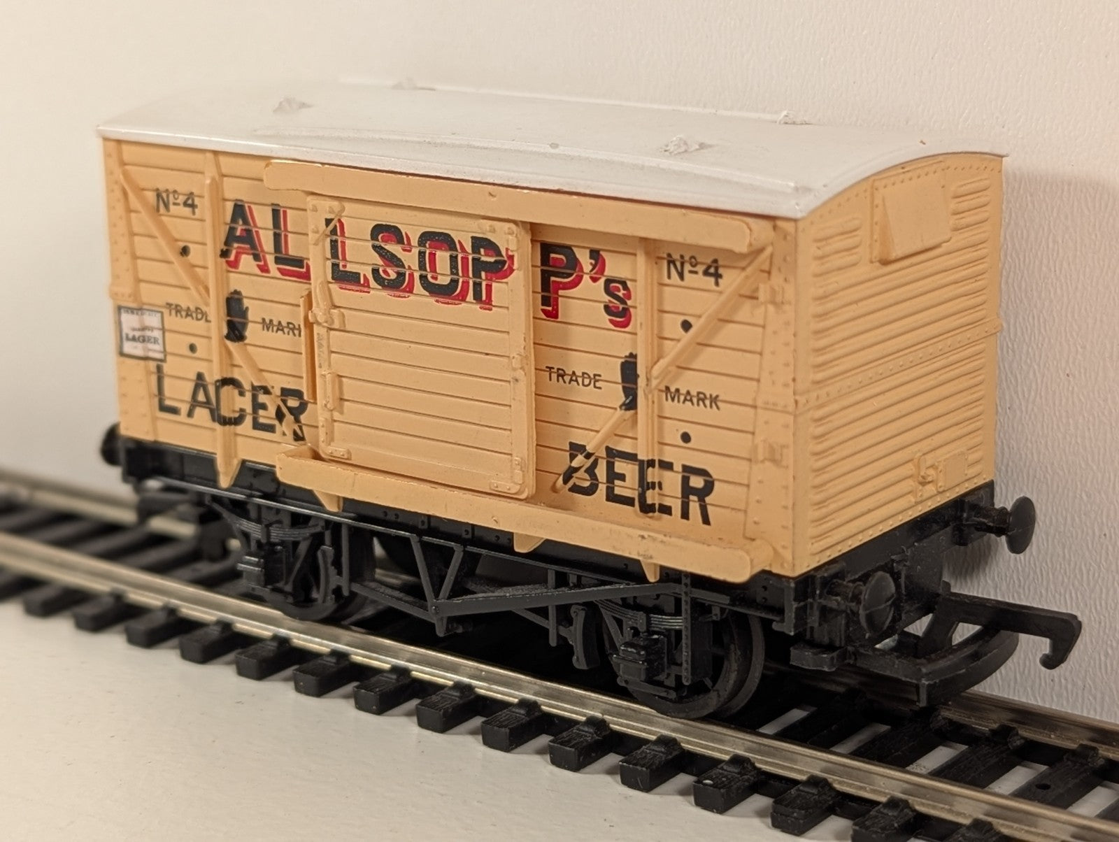 Hornby OO Gauge LMS 20T Brake Van 730386