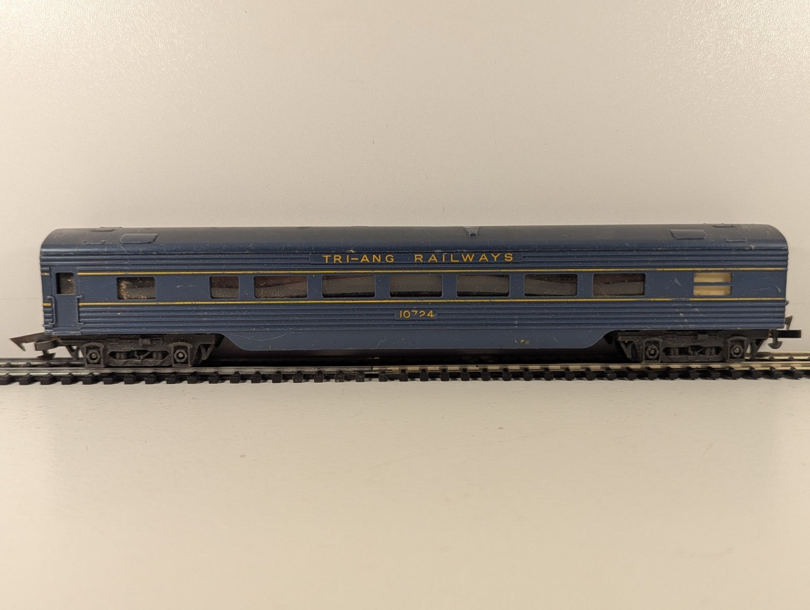 Tri-ang R131 OO Gauge Transcontinental Vista Passenger Car