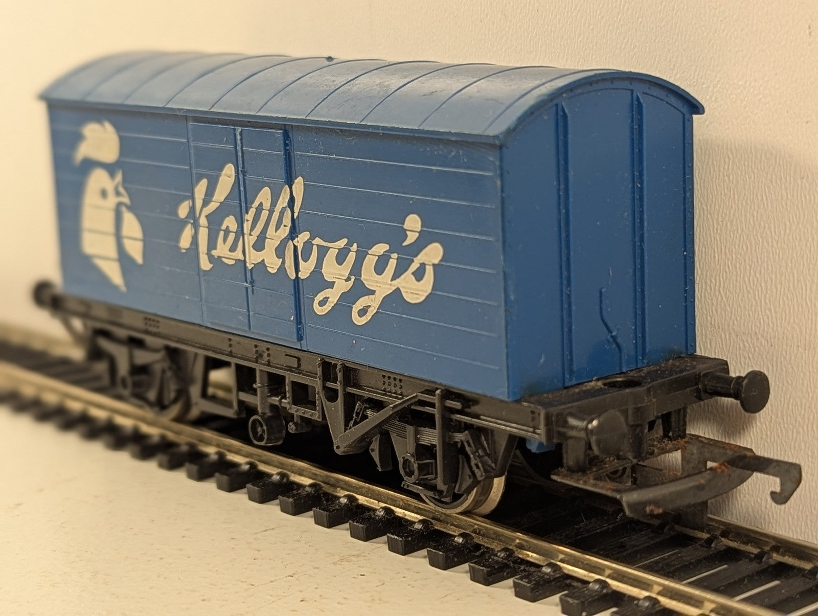 Hornby OO Gauge Kellogg's Closed Van Goods Wagon Kellogg's Blue R237