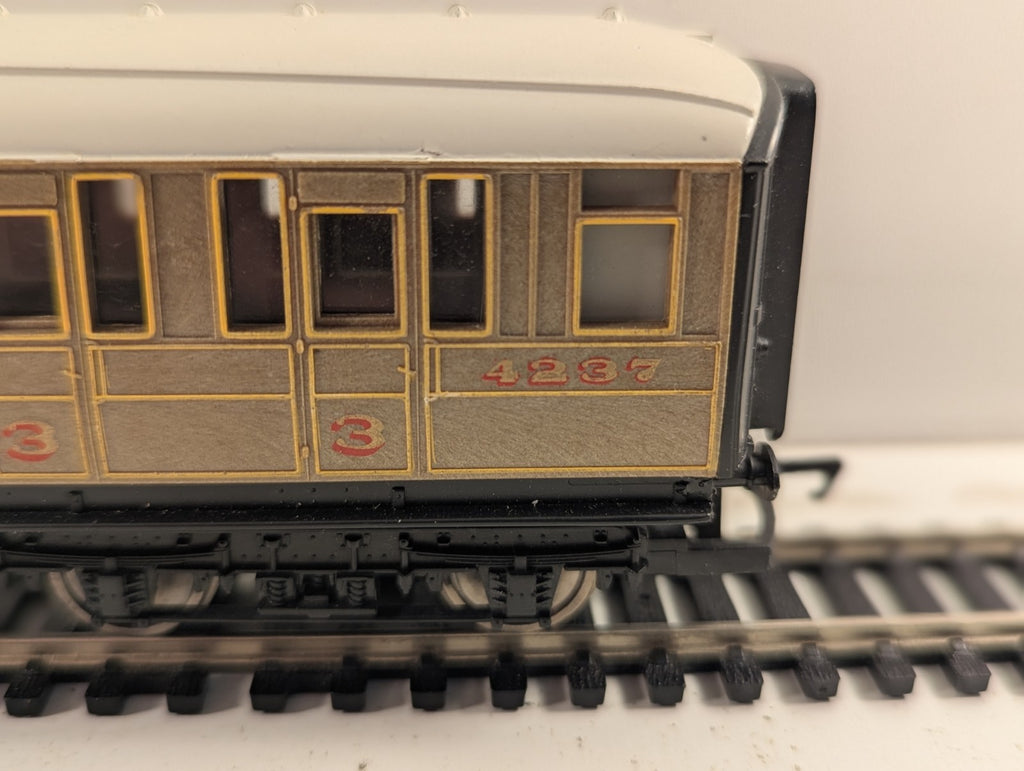 Hornby R478 OO Gauge LNER Teak Brake Composite Coach 4237