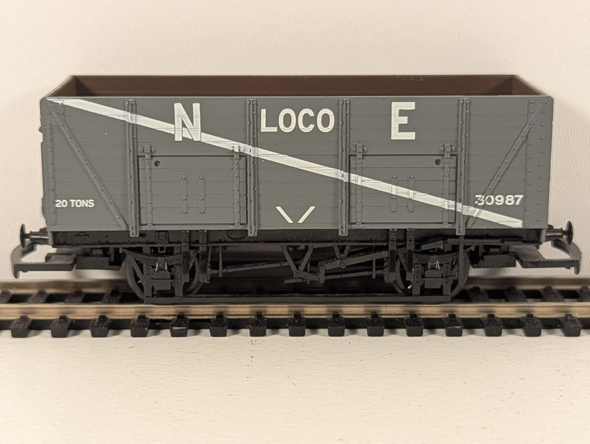Mainline OO Gauge LNER Grey 7 Plank Wagon – Missing Buffer