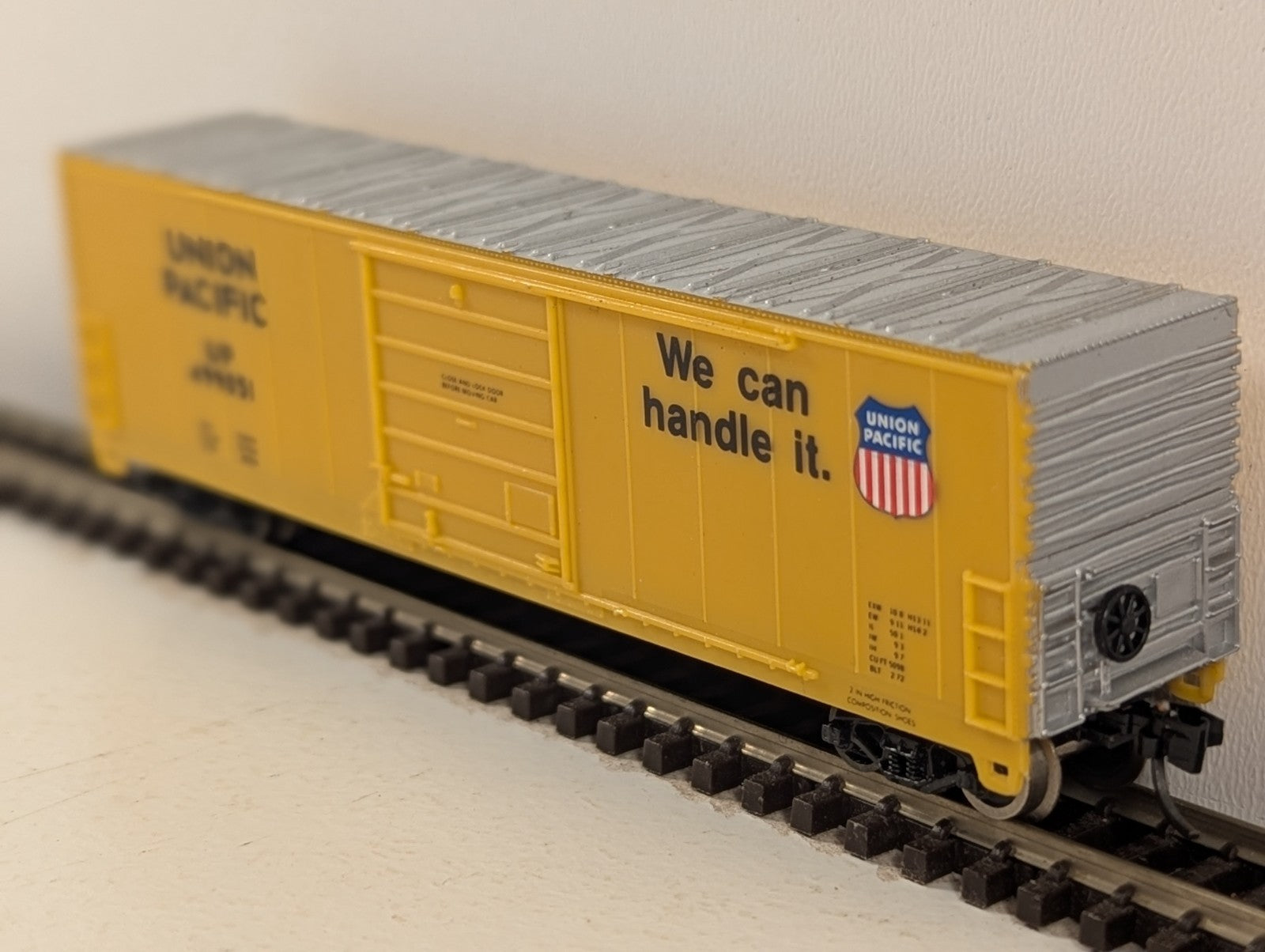 Life-Like N Scale 50ft Evans Plug Door Boxcar Union Pacific Yellow