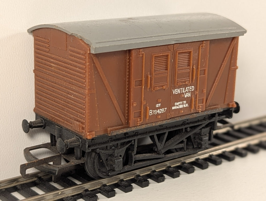 Hornby R011 BR Ventilated Van OO Gauge