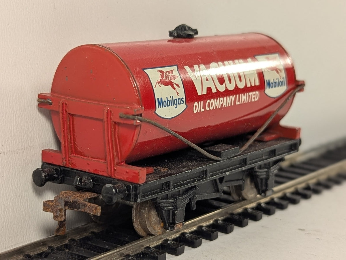 Hornby Dublo OO Gauge Vacuum Oil Company Tank Wagon Goods Wagon Vacuum Oil Red