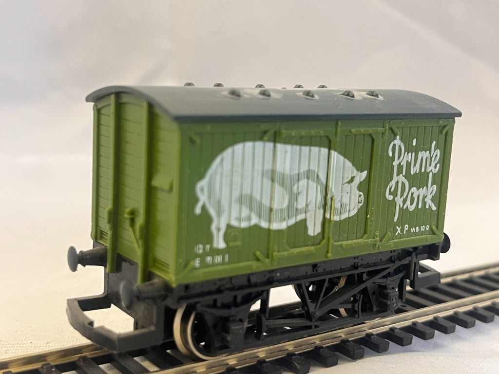 Hornby R216 OO Gauge Prime Pork Closed Wagon