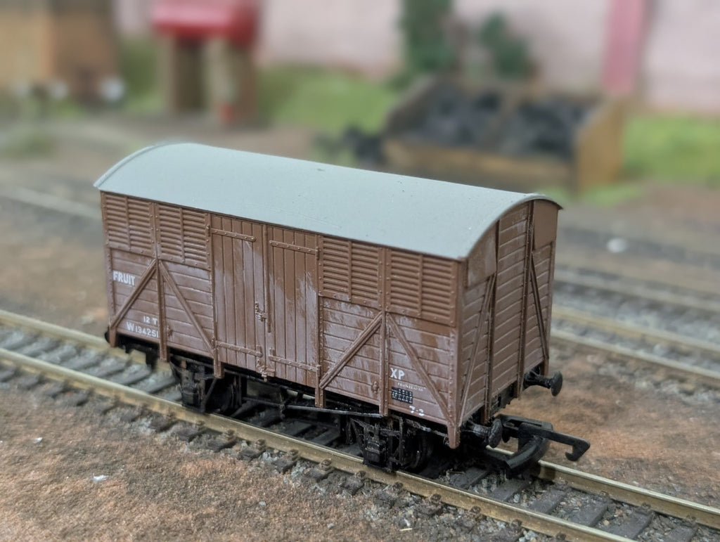 Dapol B098 12 Ton Fruit Vent Van W134251 Brown Wagon