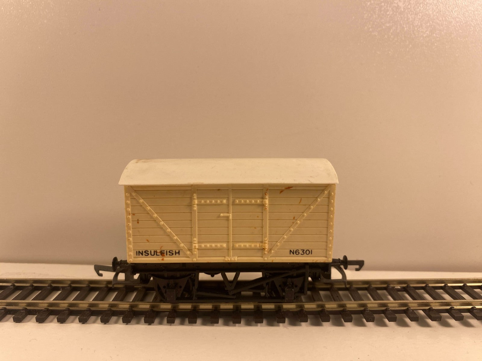 Tri-ang Railways R14 “Insulfish” Van No. N6301 – OO Gauge