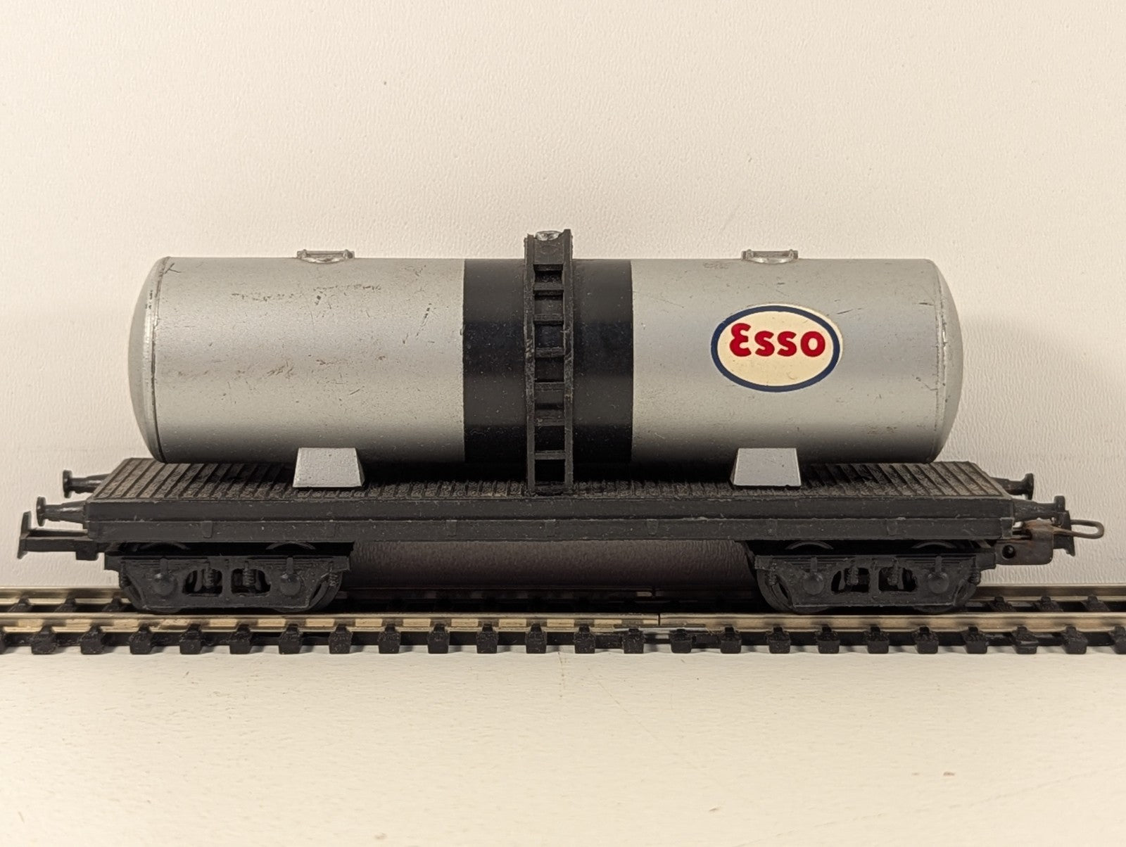 Lima OO Gauge Grey Esso Tank Wagon