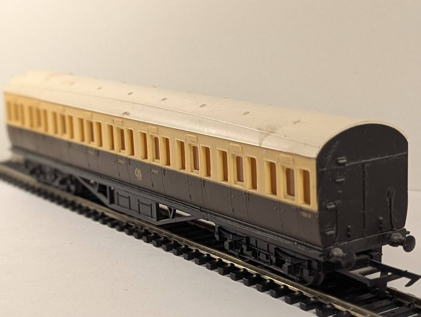Graham Farish GWR Suburban Brake Coach OO Gauge Needs Clean