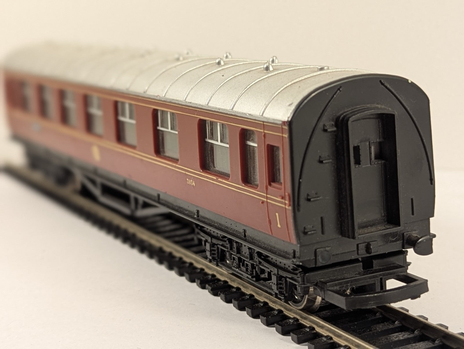 Hornby OO Gauge LMS Maroon Stanier Composite Coach
