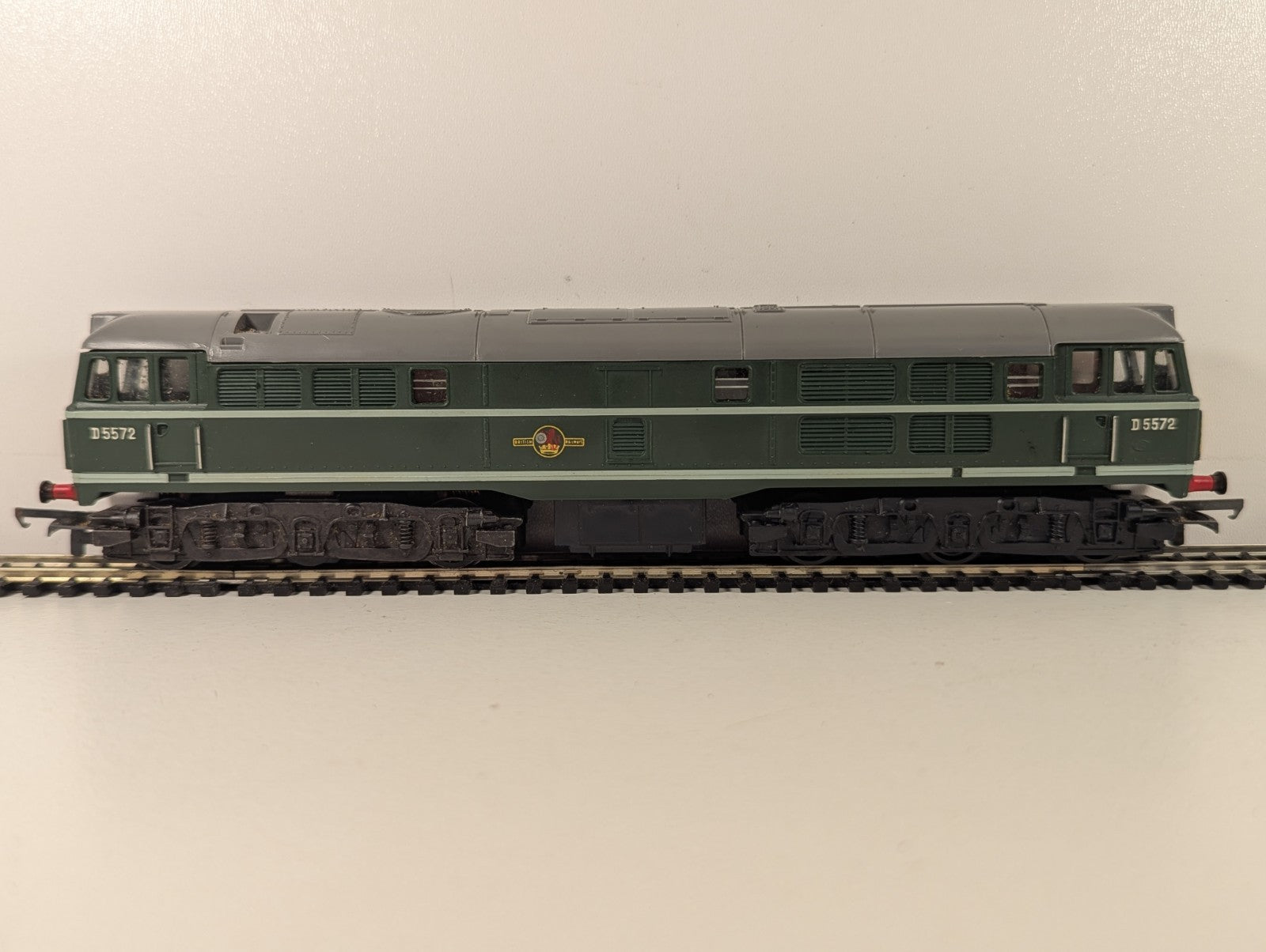 Tri-ang OO Gauge Class 31 Brush Type 2 Diesel Locomotive D5572 BR Green