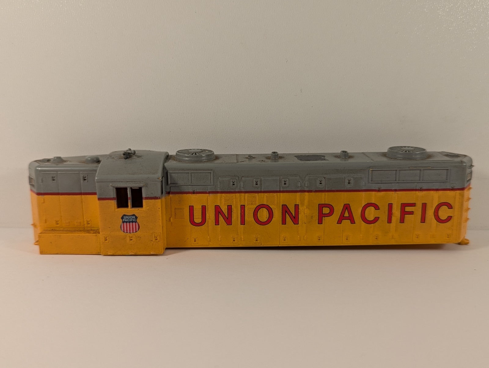 Athearn HOGauge Union Pacific Diesel Locomotive - Spares/Repairs - Damaged Shell