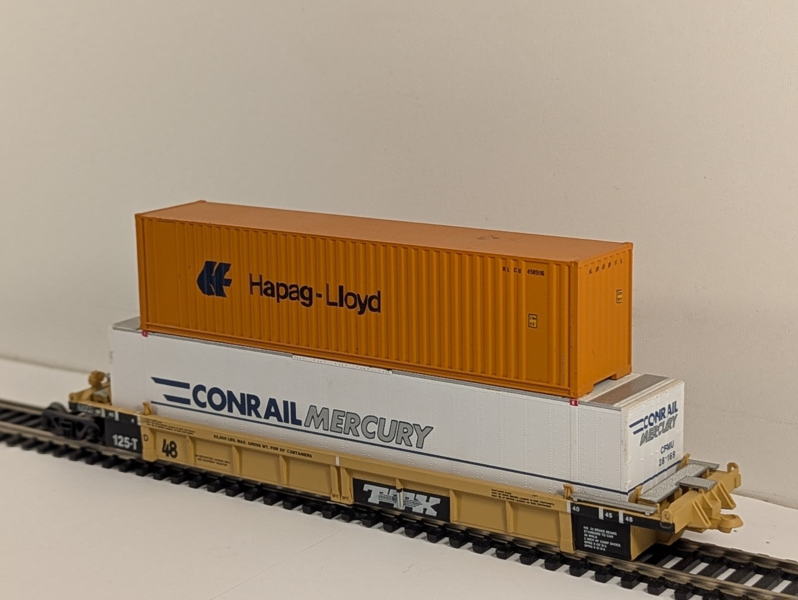 Walthers Intermodal Deep Well Thrall Car TTX with Containers