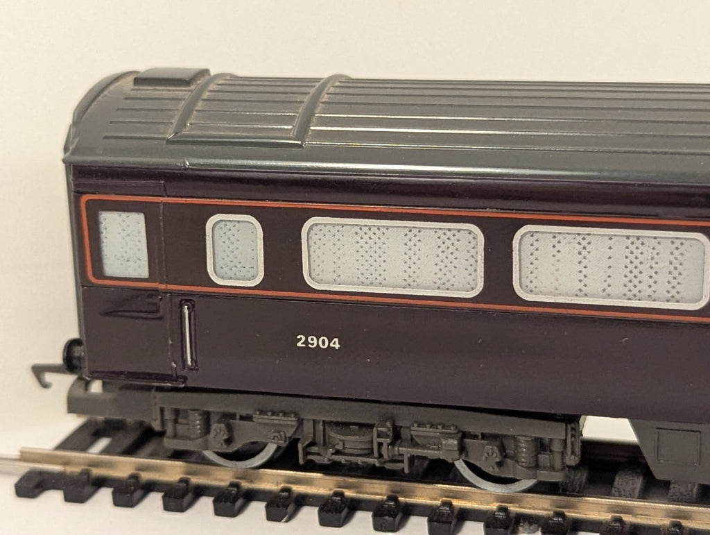 Hornby R439-0020 OO Gauge "The Duke's Saloon" Coach