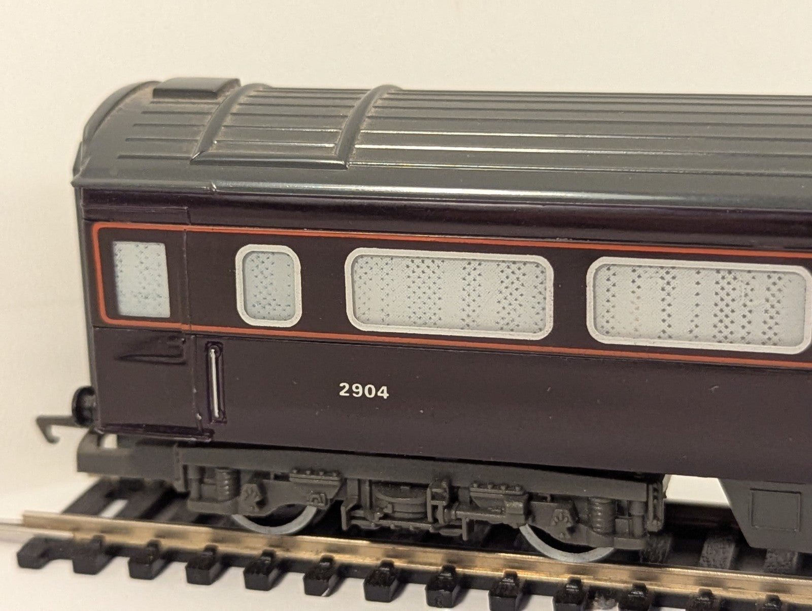 Hornby R439-0020 OO Gauge "The Duke's Saloon" Coach