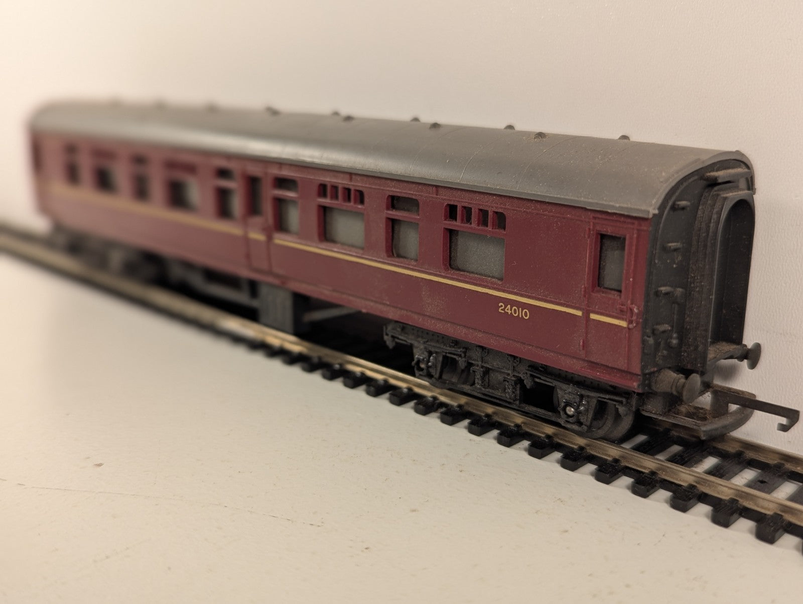 Tri-ang R321 BR Mainline Composite Coach Maroon OO Gauge