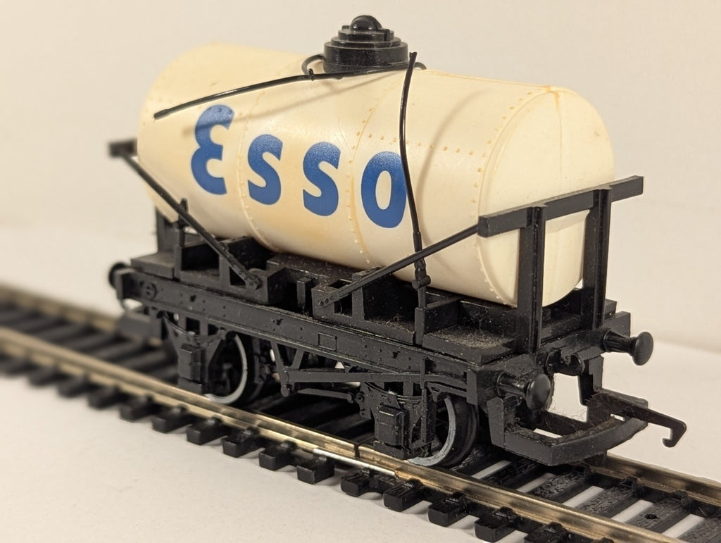 Hornby R713 Esso Tank Wagon OO Gauge - Damaged Plastic pipes