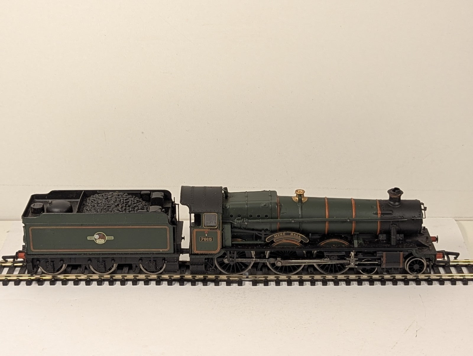 Bachmann OO Gauge Modified Hall Class 7915 'Mere Hall' Steam Loco