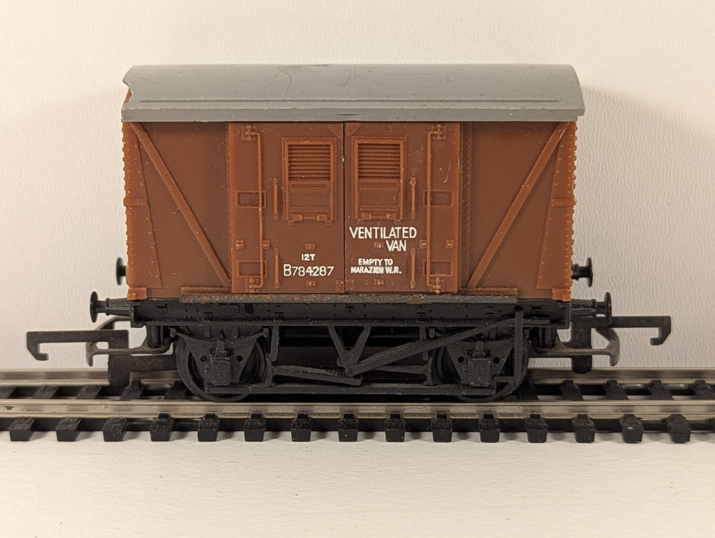 Hornby R011 BR Ventilated Van OO Gauge