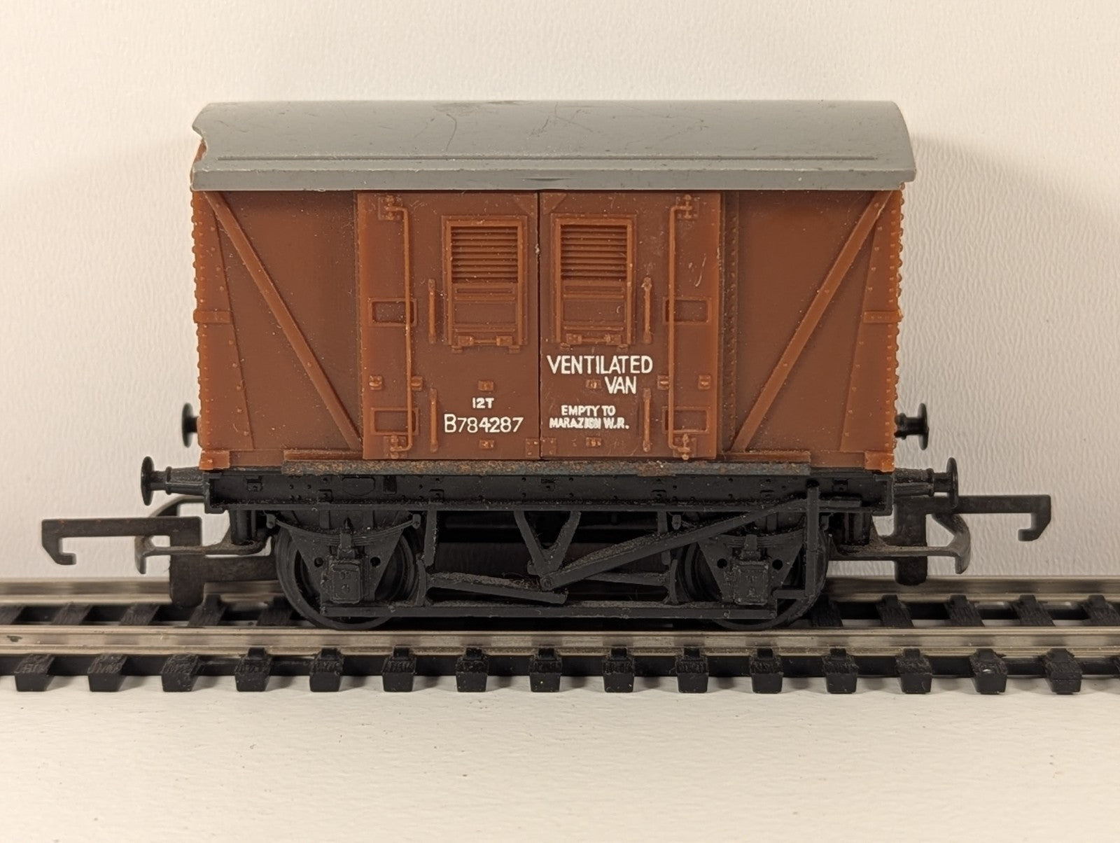 Hornby R011 BR Ventilated Van OO Gauge