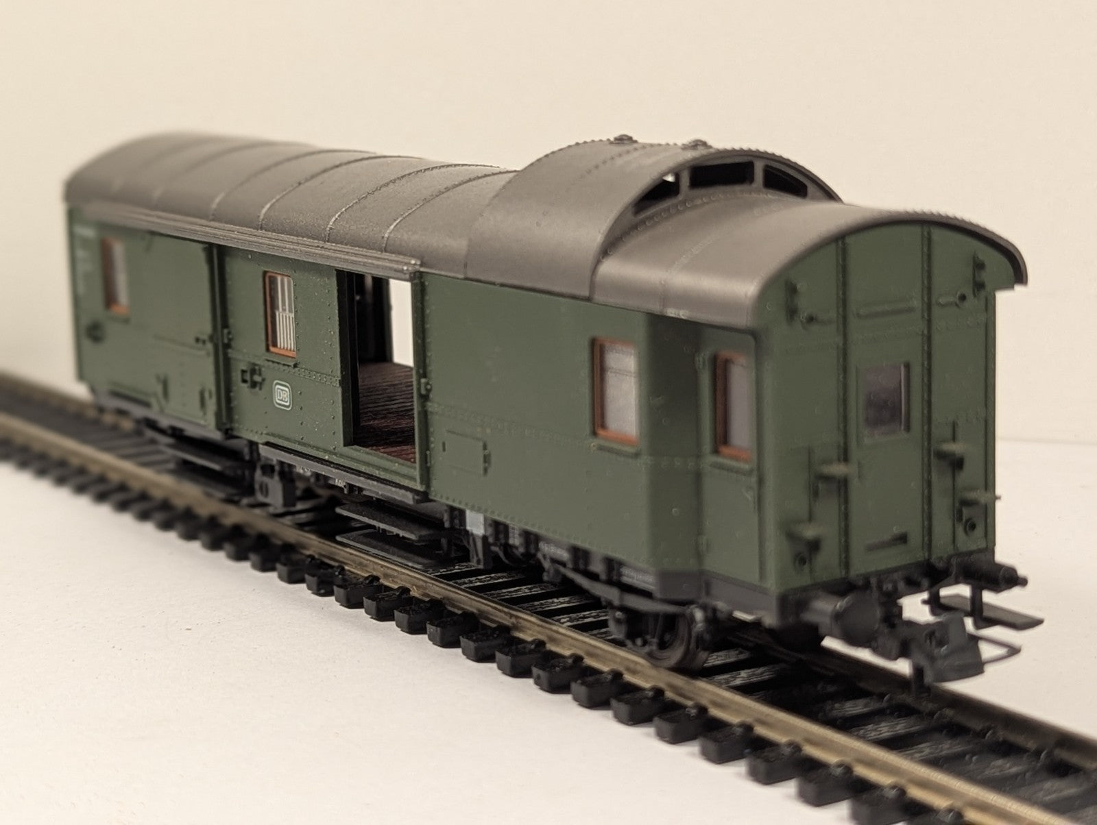 Roco HO Gauge DB Baggage Coach – Missing Doors
