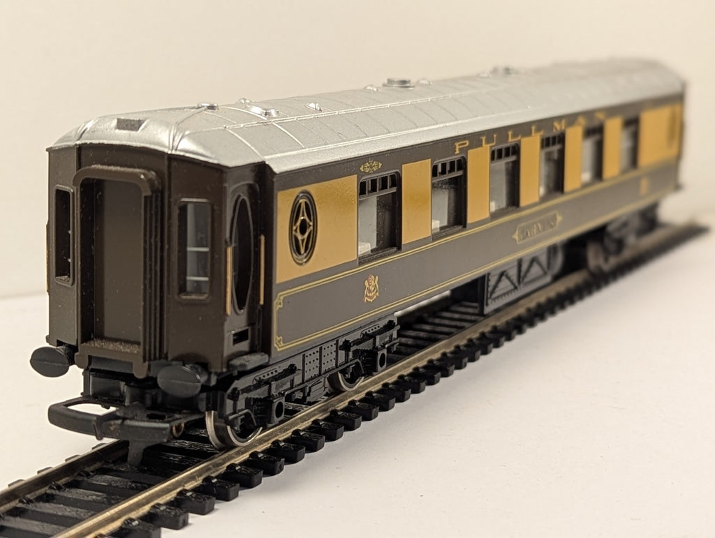 Hornby R223 OO Gauge BR Pullman 1st Class Coach Car 78