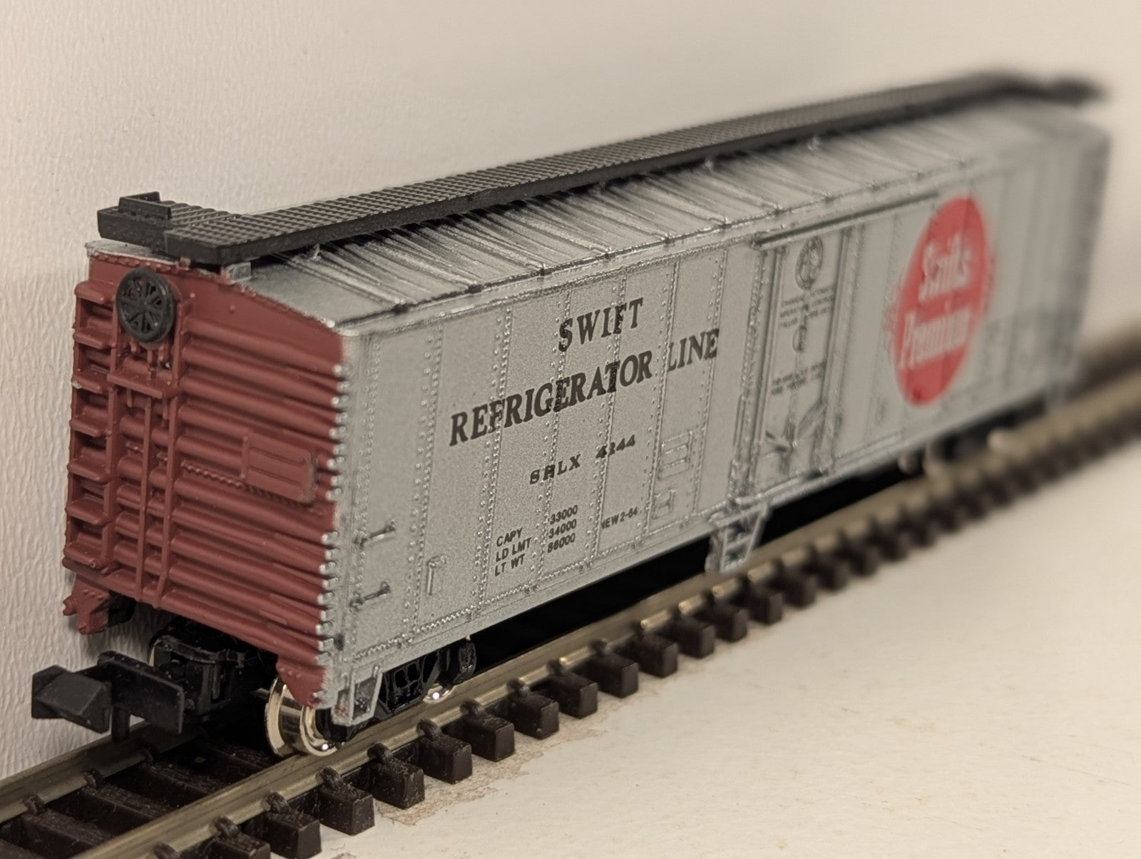 Bachmann N Gauge 51ft Swift's Premium Steel Reefer Car