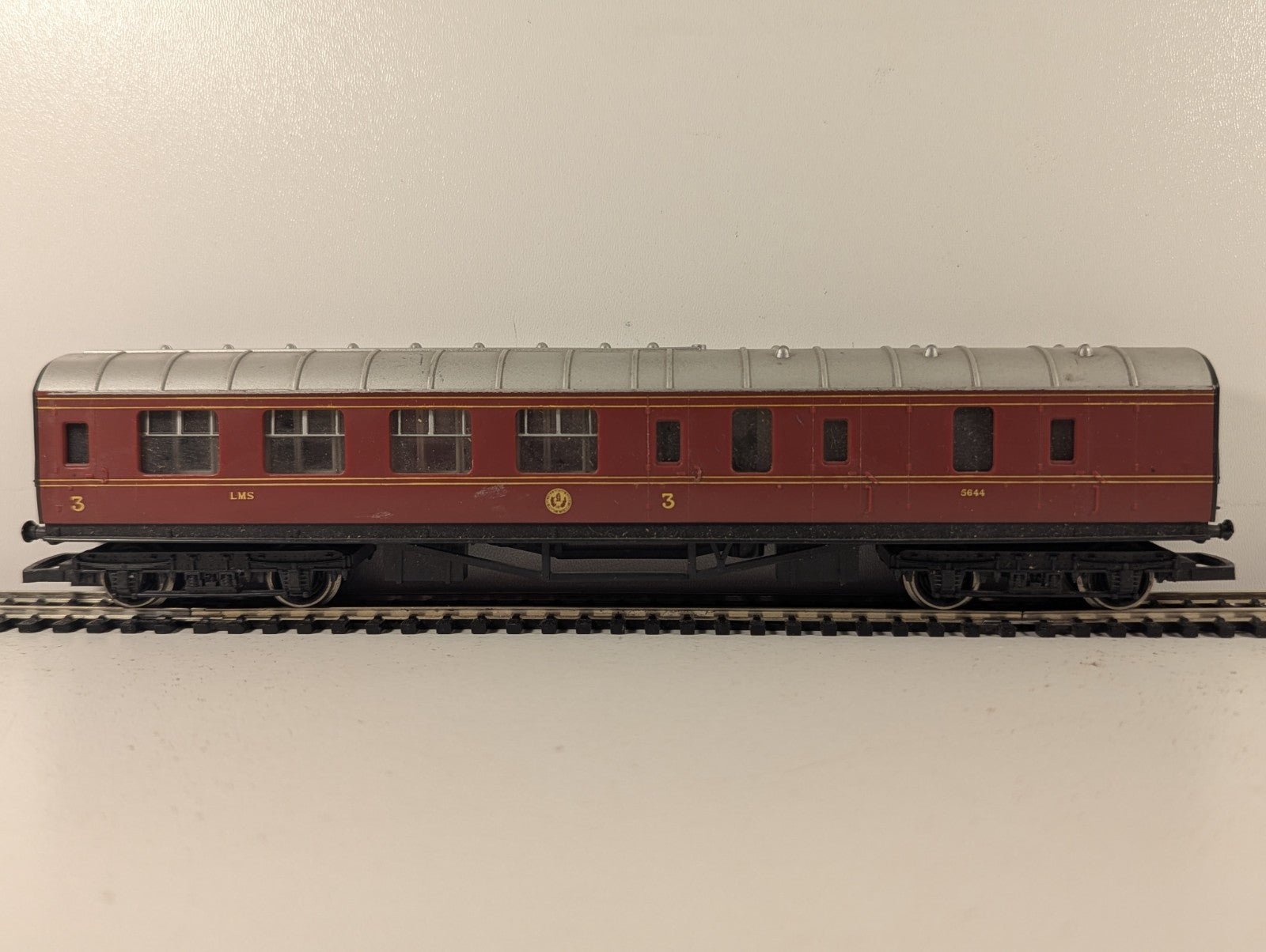 Hornby OO Gauge LMS Stanier Brake Third Coach Passenger Coach 5644