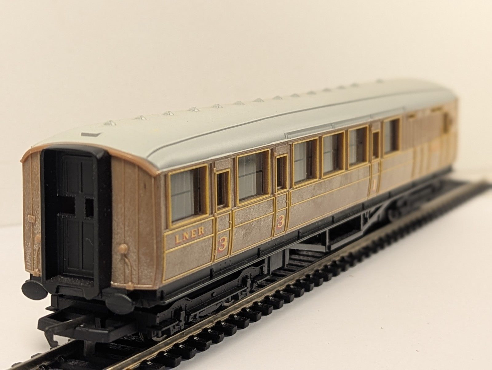 Hornby OO Gauge R4116 LNER Teak Non-Corridor Brake Composite Coach 4237