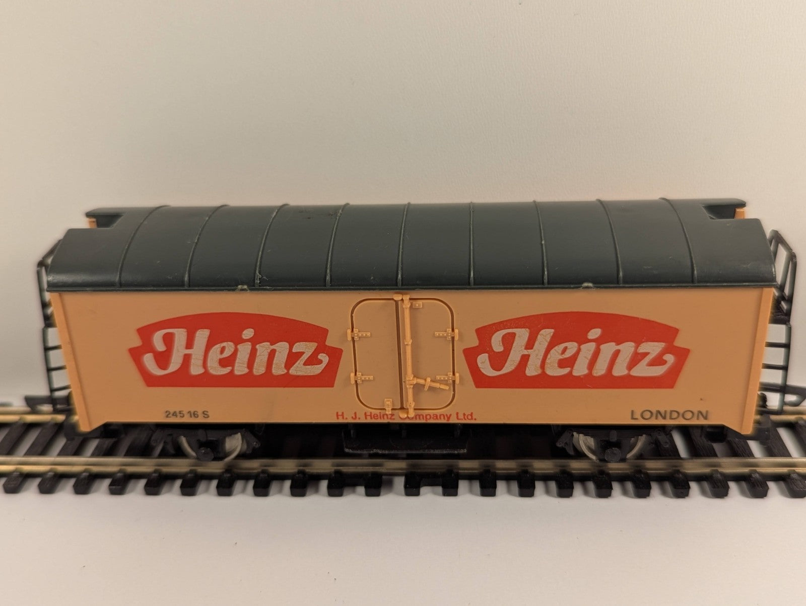 Lima OO/HO Gauge Heinz Continental Refrigerator Van