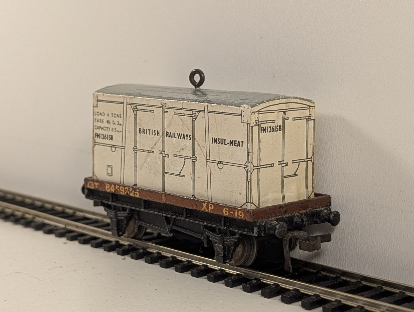 HornbyDublo 32088 OO Gauge Low-Sided Wagon with White Meat Container - Wrong Box
