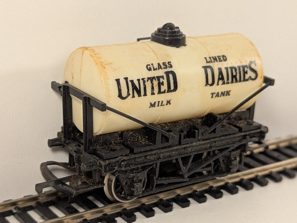 Hornby R007 OO Gauge United Dairies Milk Tanker – Some Damage