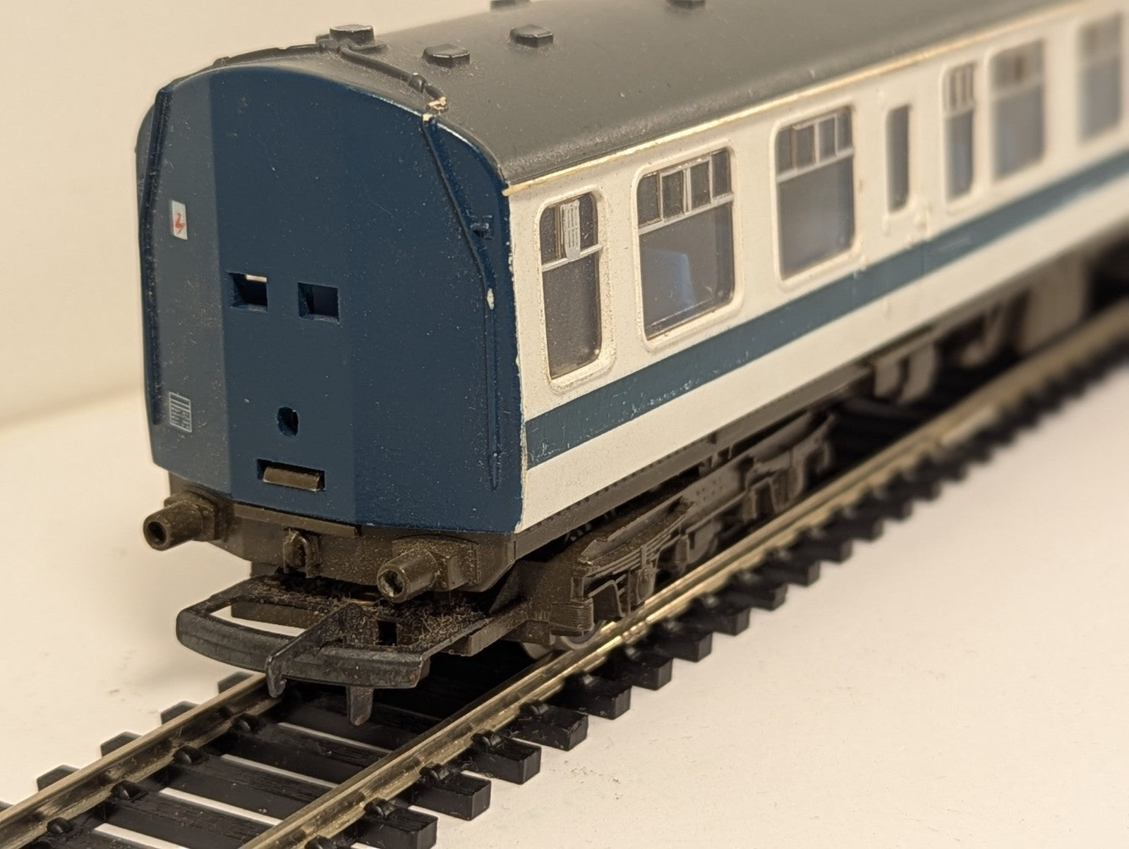Hornby R698 OO Gauge Class 110 Centre Coach Missing Corridor End and buffers