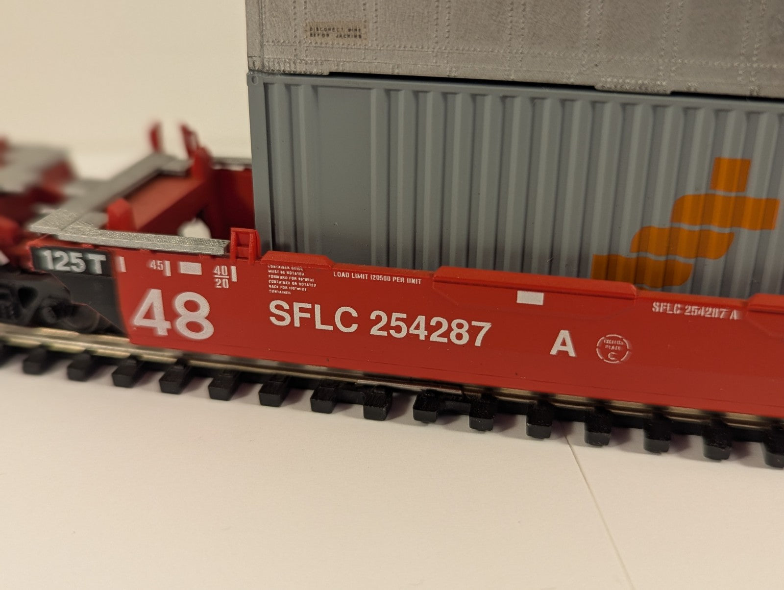 Athearn Deep Well Wagons Santa Fe with Containers
