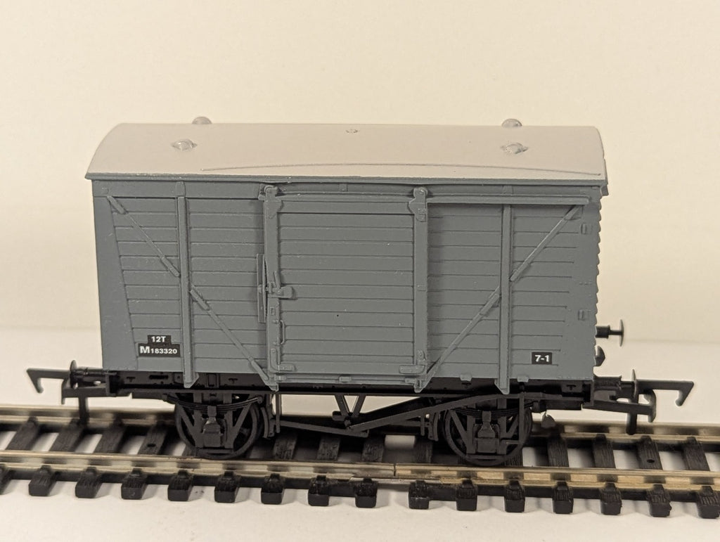 Dapol 4F-011-046 OO Gauge Ventilated Van BR Grey M183320