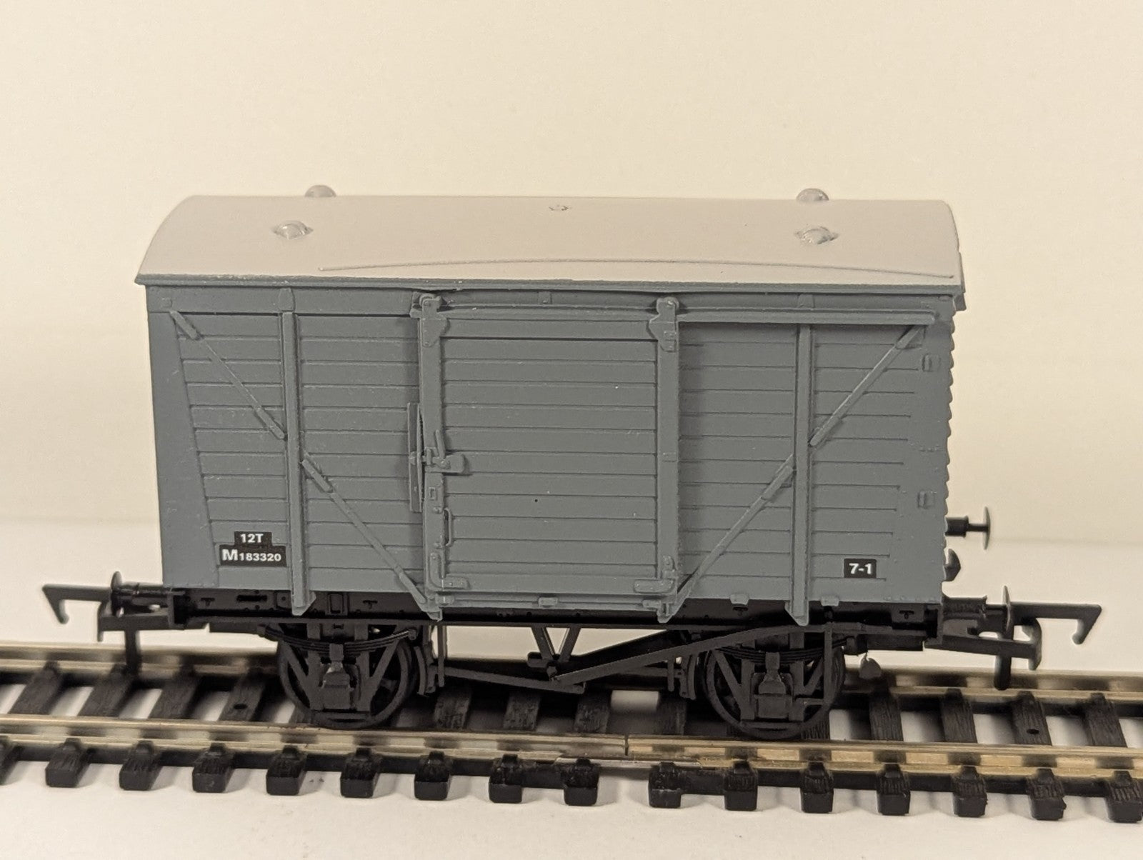 Dapol 4F-011-046 OO Gauge Ventilated Van BR Grey M183320
