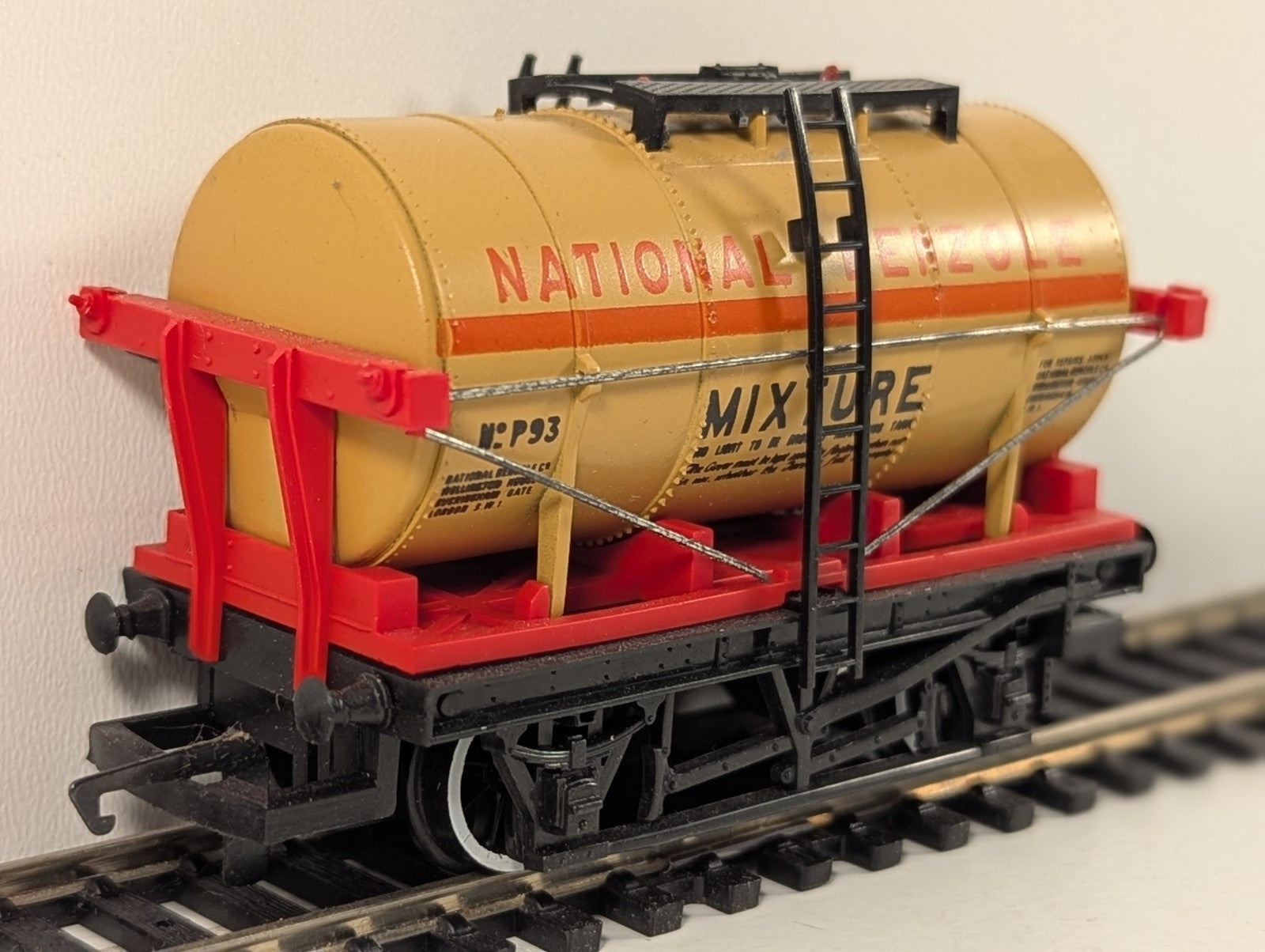 Hornby R239 OO Gauge Orange National Benzole Tank Wagon