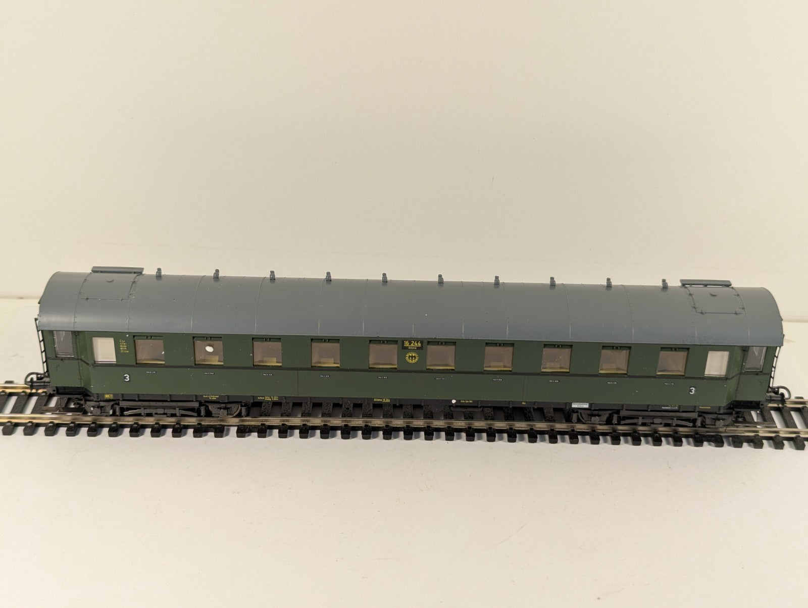 Liliput 84302 HO Gauge Green German Reichsbahn 3rd Class Coach Boxed