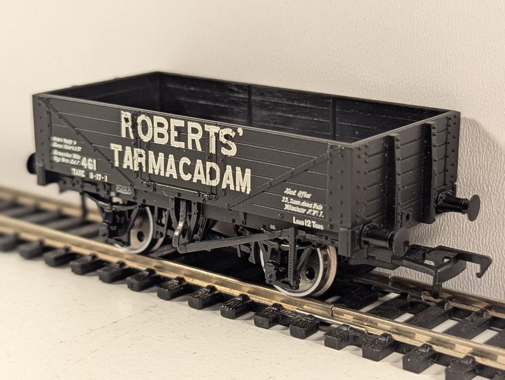 Bachmann Branchline 37-037 5 Plank Wagon “Roberts Tarmacadam”
