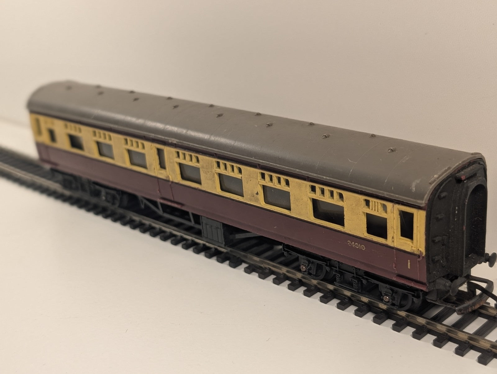 Tri-ang OO Gauge R26/220 BR 9" Composite Coach 24010