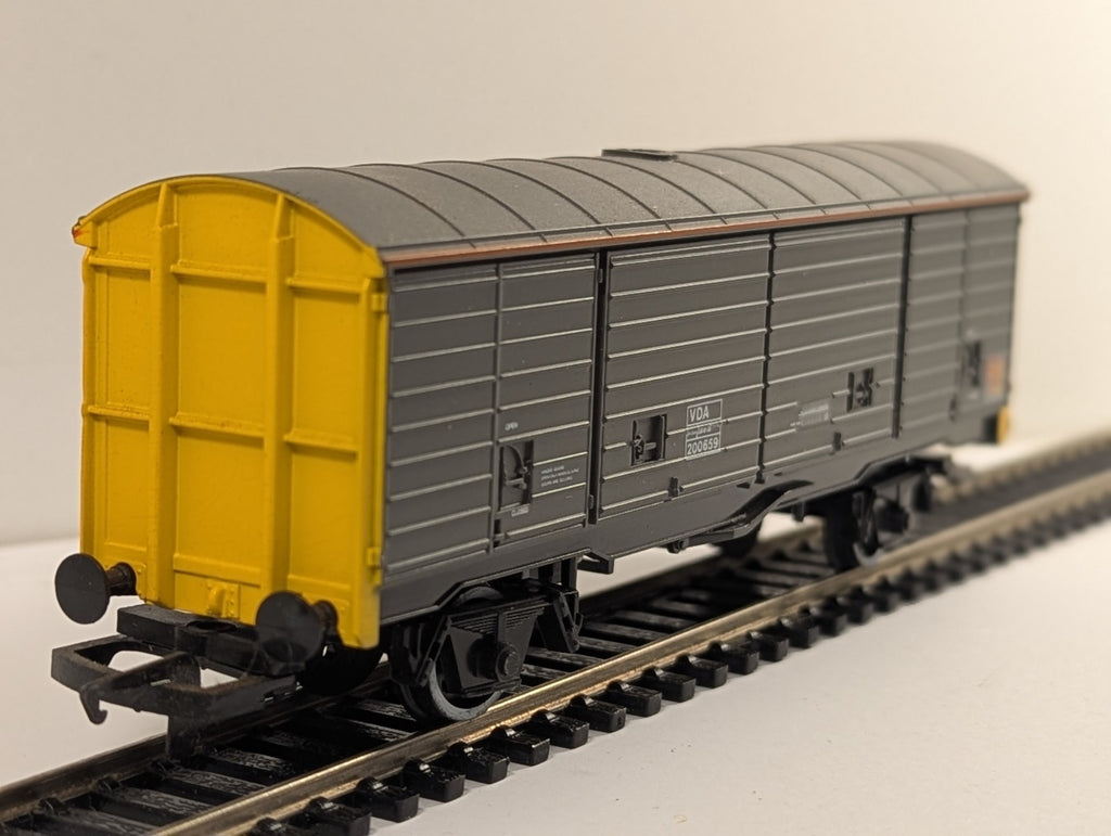 Hornby R235 OO Gauge BR Railair VDA Sliding Wall Van 200659