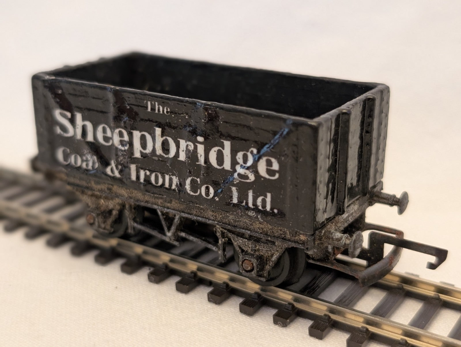 Tri-ang OO Gauge 7-Plank Coal Wagon Goods Wagon Sheepbridge Coal & Iron