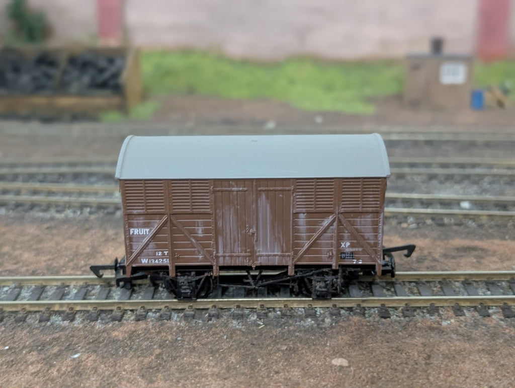 Dapol B098 12 Ton Fruit Vent Van W134251 Brown Wagon