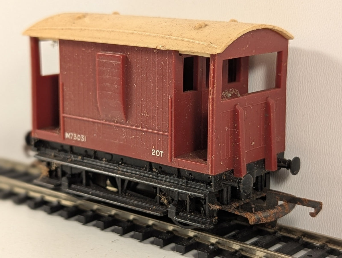 Tri-ang R16 OO Gauge ER 20 Ton Brake Van M73031 – BR Brown
