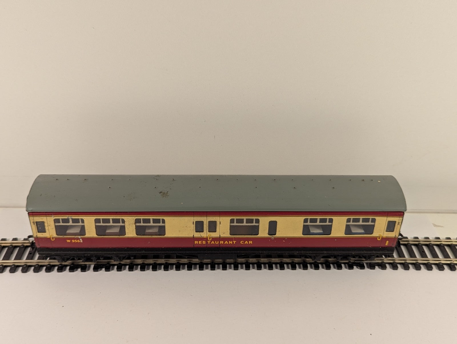 Hornby-Dublo 32097 OO Gauge BR Restaurant Car Blood & Custard Boxed