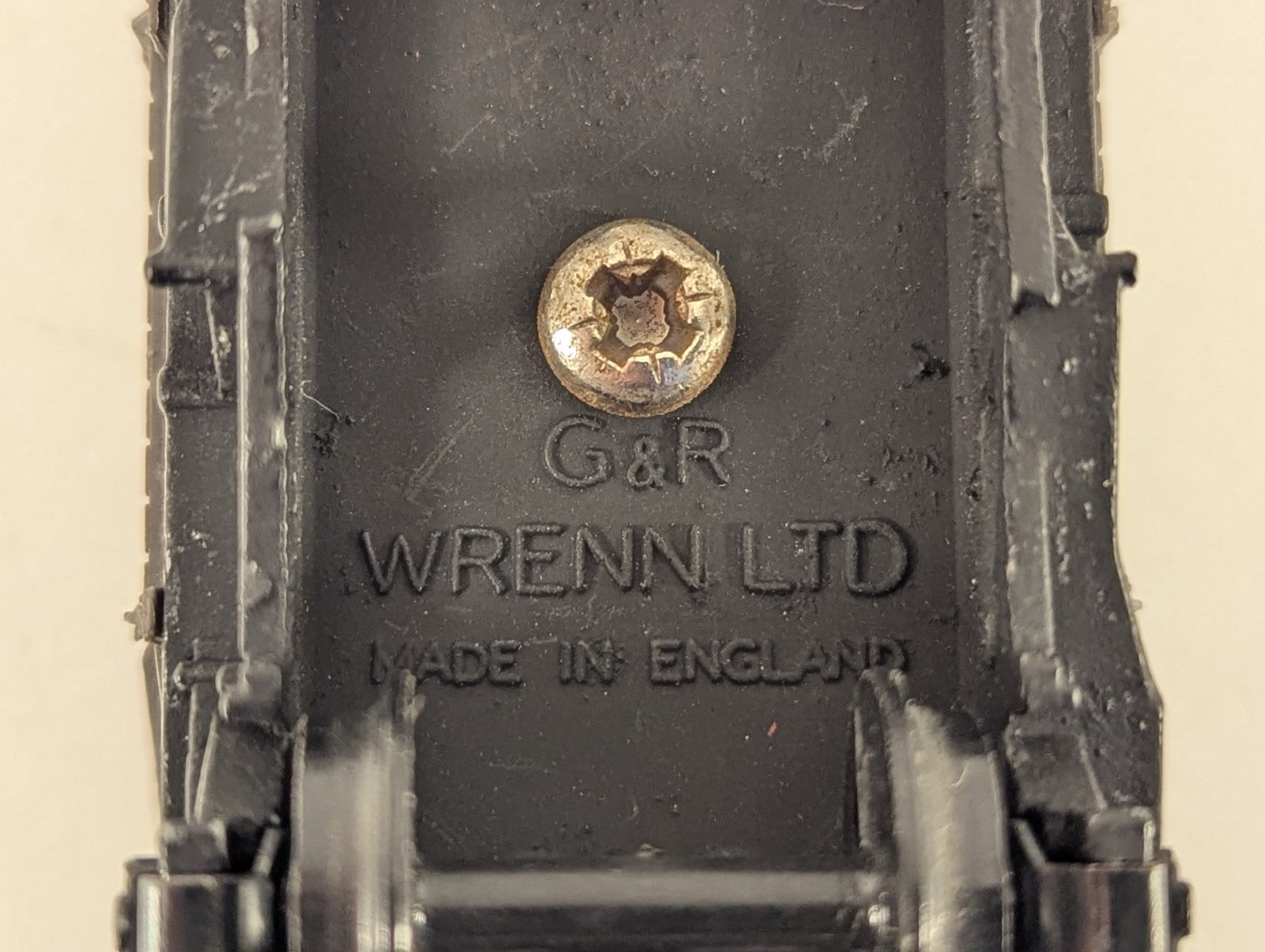 Wrenn W4318P/A OO Gauge Peek Frean’s Ventilated Van