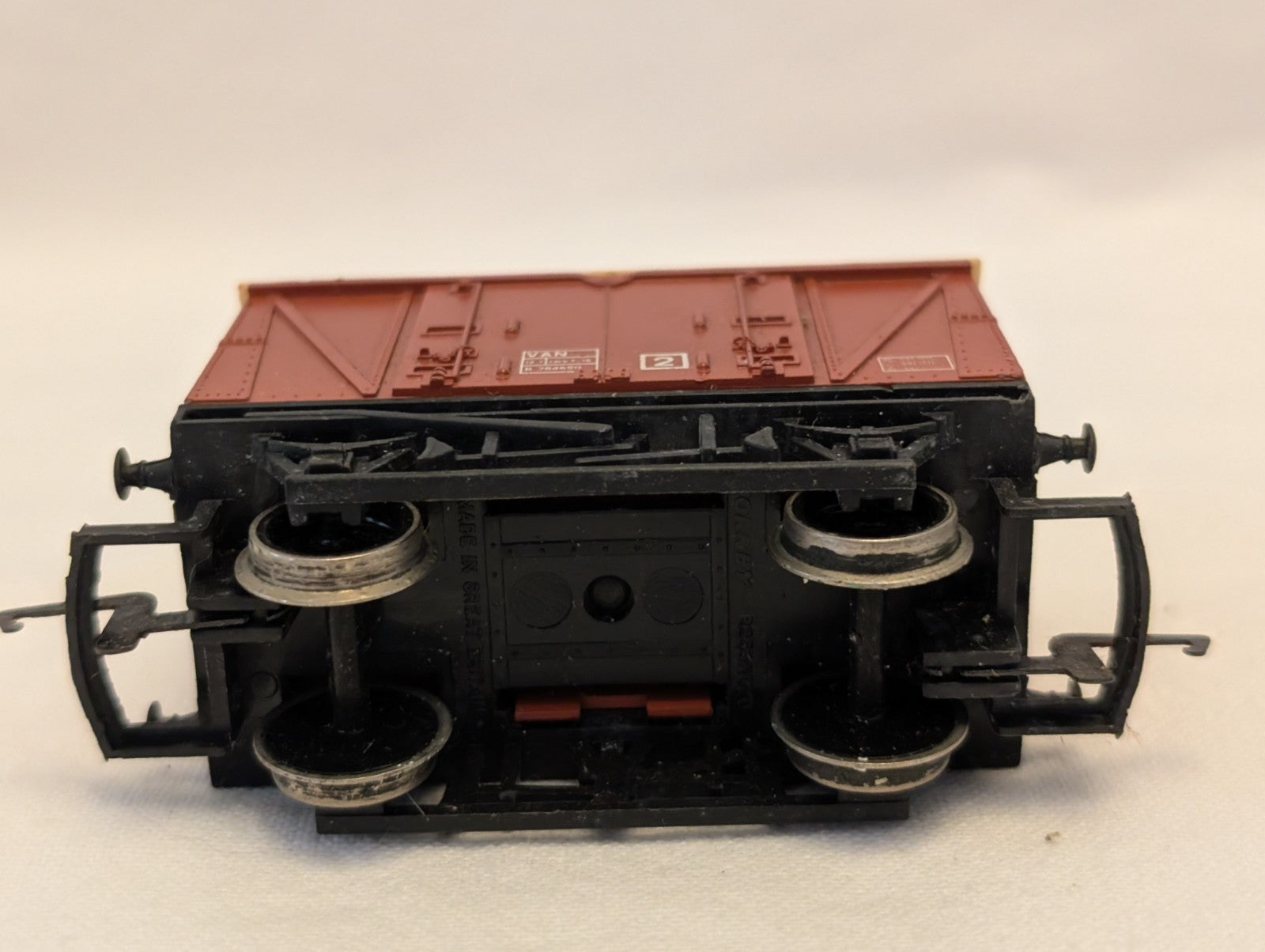 Hornby OO Gauge BR 12T Ventilated Van Goods Wagon B784690 BR Bauxite