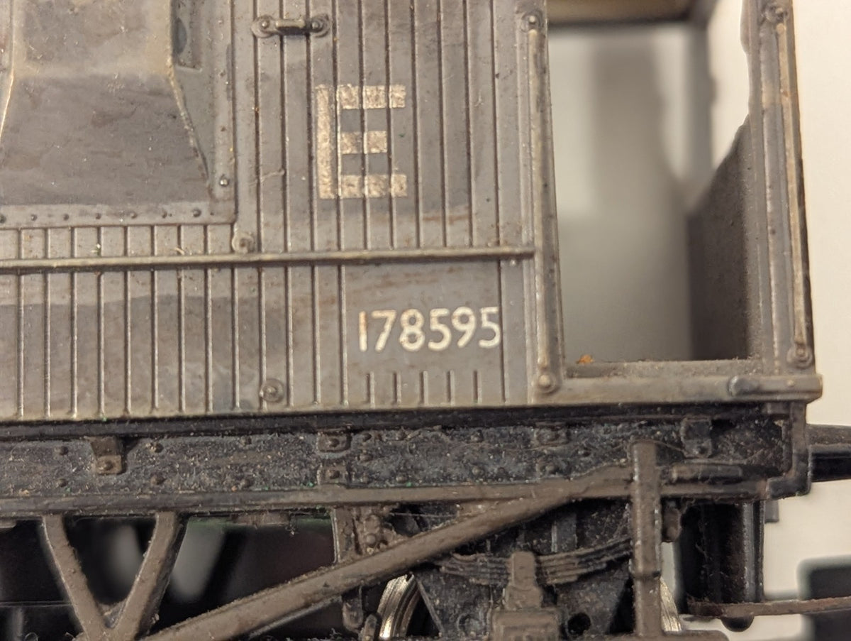Hornby OO Gauge LNER 20 Ton Goods Brake Van 178595 LNER Grey